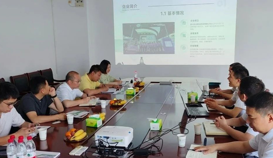 秀洲区政府办-经商局领导调研国家级专精特新“小巨人”企业嘉兴小辰光伏科技