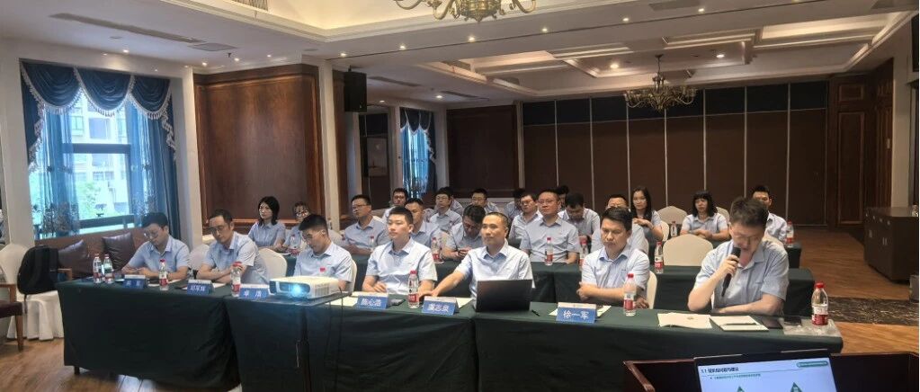 聚力攻坚·稳进笃行丨小辰科技召开2025年半年度总结暨中层及以上管理干部会议